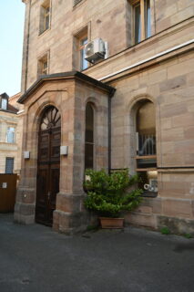 Eingangstor im Innenhof der Synagoge Foto: Denise Scheuerer