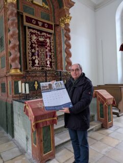 Alexander Biernoth vom Frankenbund e.V. - Gruppe Ansbach freut sich über die Darstellung der Ansbacher Synagoge im Interreligiösen Kalender des BaFID