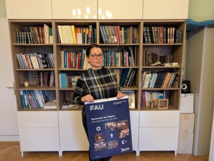 Julia Tschekalina, 1.Vorsitzende der Israelitische Kultusgemeinde Fürth K.d.ö.R., freut sich über den Interreligiösen Kalender 2025