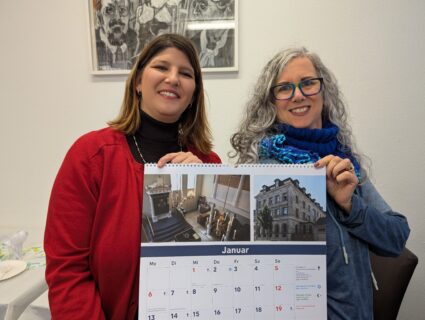 Frau Gabriel (Enkelin von Dr. Isaak Hallemann) und Frau Scheuerer mit dem Interreligiösen Kalender