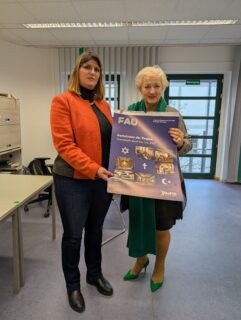 Frau Petra Guttenberger (MdL) besucht das BaFID und freut sich über einen Interreligiösen Kalender für das Jahr 2025